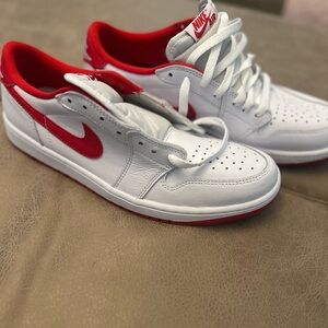 Nike Men's White and Red Low-Top Sneakers